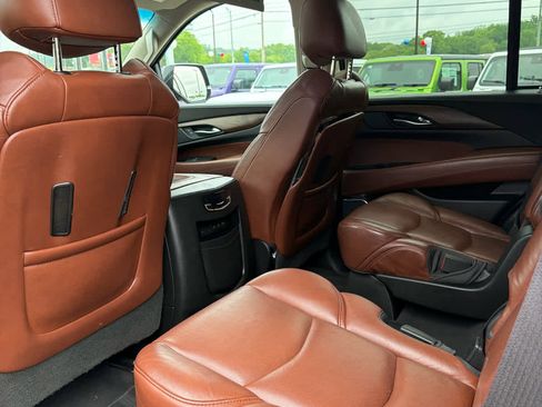 Used 2017 Cadillac Escalade Premium Luxury RWD image 13