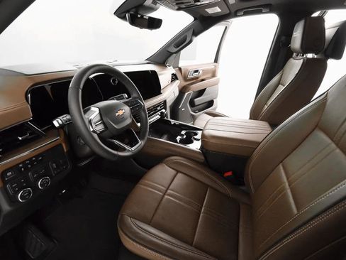 Used 2025 Chevrolet Suburban High Country image 13