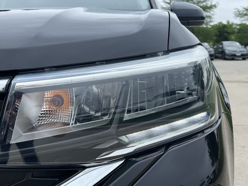Certified 2023 Volkswagen Taos SE w/ Panoramic Sunroof Package FWD image 6