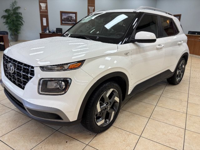 Used 2024 Hyundai Venue SEL FWD image 3
