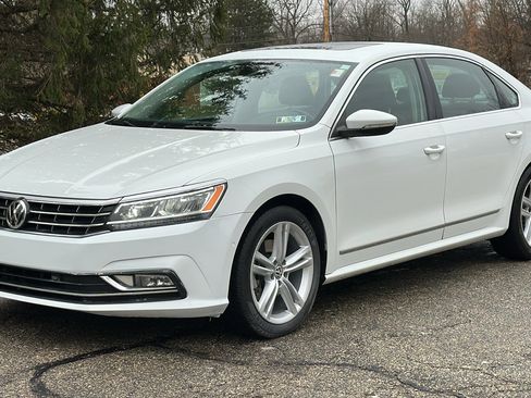 Used 2018 Volkswagen Passat 2.0T SEL Premium FWD image 2