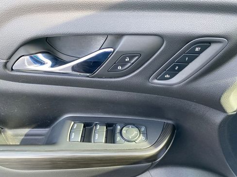 Used 2023 GMC Acadia SLT w/ Elevation Edition image 18