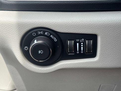 Used 2024 Chrysler Pacifica Touring-L FWD image 22