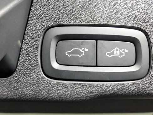 Certified 2025 Volvo XC60 T8 Plus w/ Protection Package Premier AWD/4WD image 12