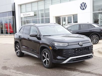 Used 2025 Volkswagen Tiguan SE w/ Panoramic Sunroof Package