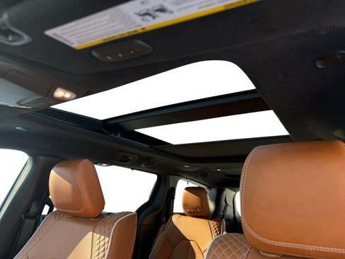 Used 2024 Chrysler Pacifica Pinnacle image 15