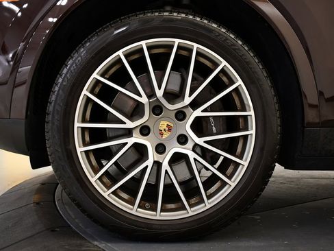 Used 2023 Porsche Cayenne Platinum Edition image 17
