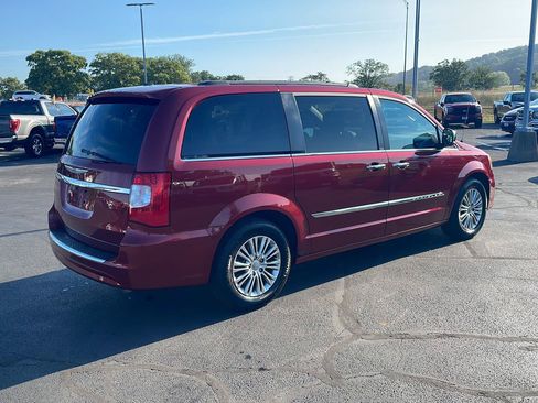 Used 2013 Chrysler Town & Country Touring-L w/ Driver Convenience Group FWD image 5