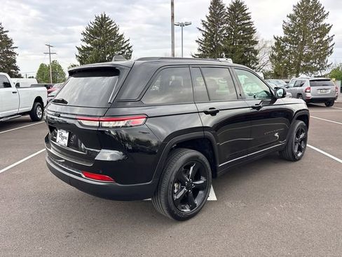 Used 2024 Jeep Grand Cherokee Altitude RWD image 30
