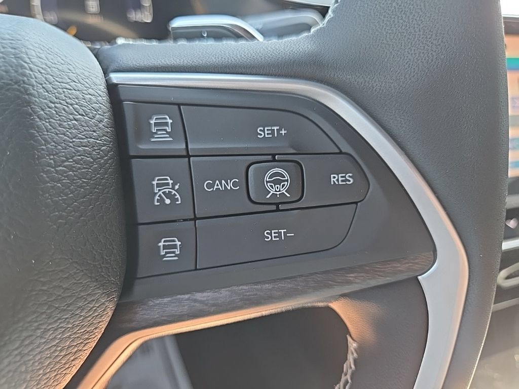 New 2026 Jeep Grand Cherokee L Limited w/ Limited Altitude Package AWD/4WD image 38