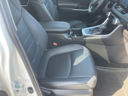 Used 2022 Toyota RAV4 XLE Premium image 19