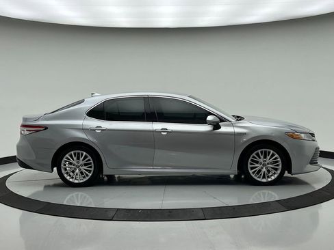 Used 2020 Toyota Camry XLE image 8