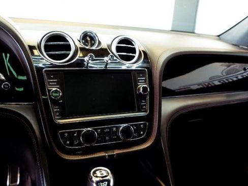 Used 2018 Bentley Bentayga image 15