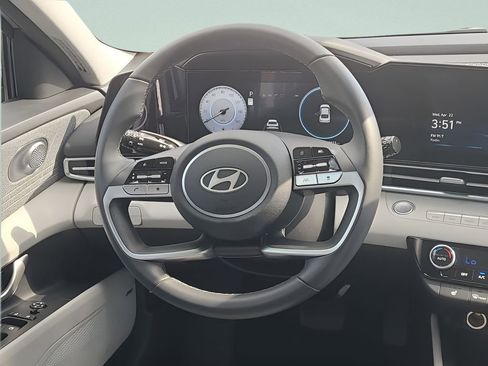 Used 2025 Hyundai Elantra Limited FWD image 12