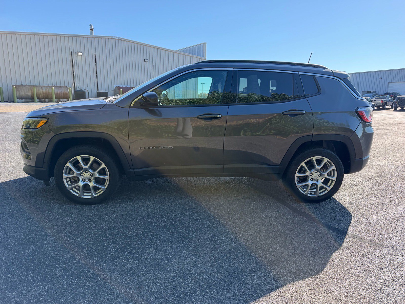 Used 2023 Jeep Compass Latitude w/ Sun and Sound Group AWD/4WD image 8