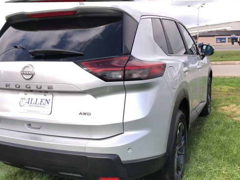 Used 2025 Nissan Rogue SV image 7