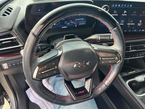 Used 2025 Chevrolet Traverse RS image 10