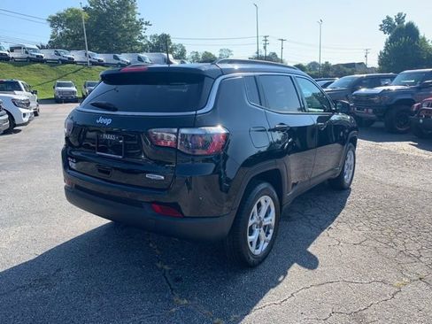 Used 2025 Jeep Compass Latitude w/ Sun & Sound Group AWD/4WD image 9