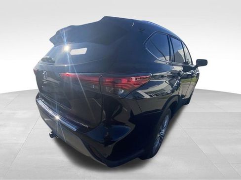 Used 2023 Toyota Highlander Platinum image 10
