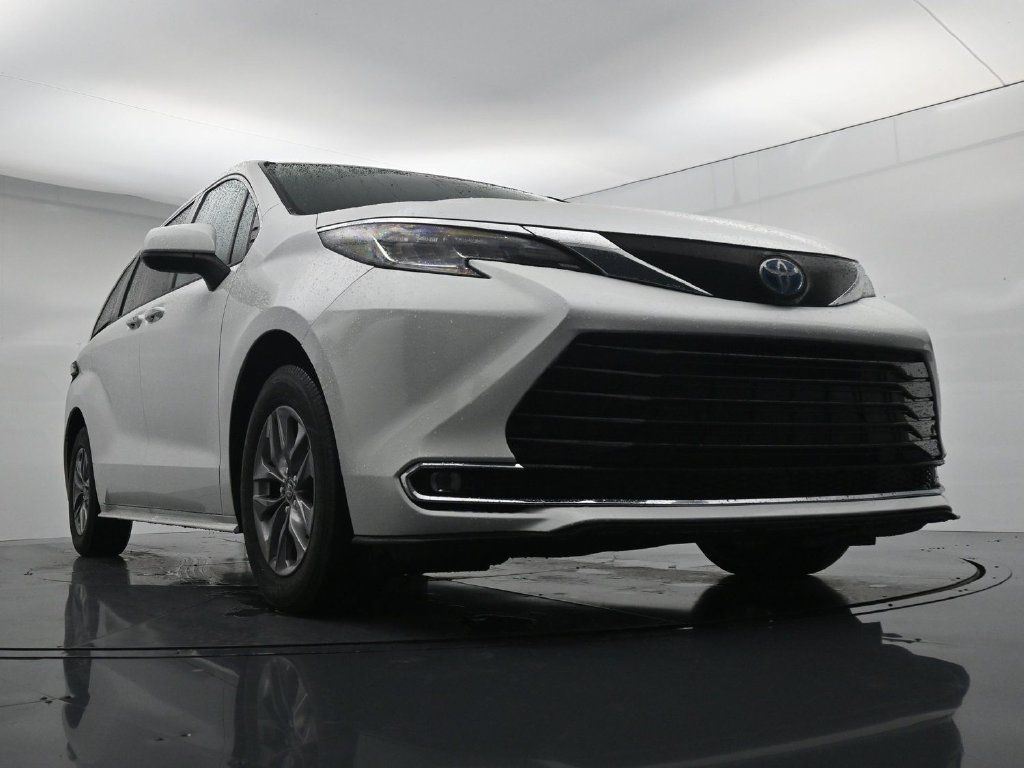 Used 2024 Toyota Sienna XLE FWD image 18