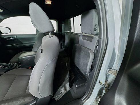 Used 2018 Toyota Tacoma TRD Sport AWD/4WD image 17