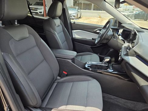 Used 2025 Chevrolet Trax LT w/ LT Convenience Package FWD image 32