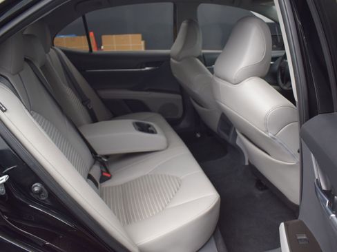 Used 2023 Toyota Camry SE image 11