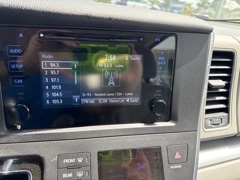 Used 2017 Toyota Sienna L FWD image 11