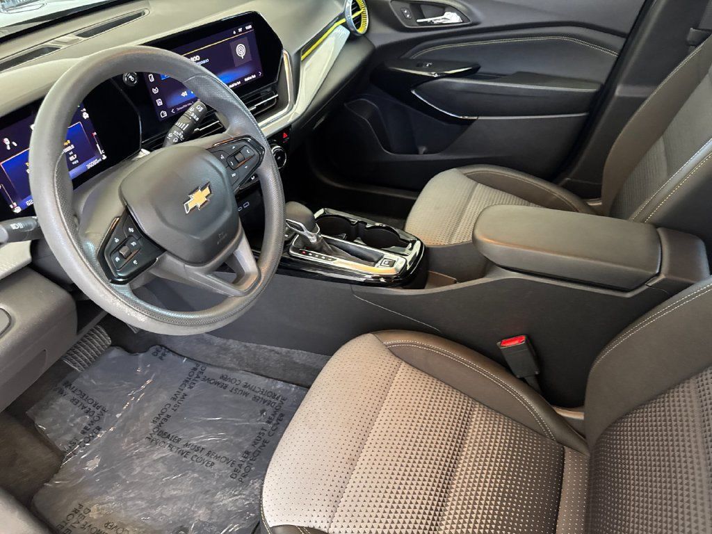 Used 2025 Chevrolet Trax LT FWD image 9