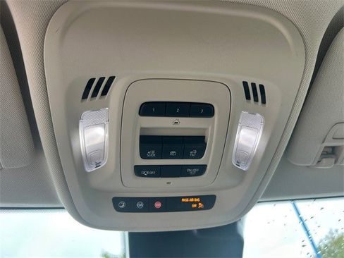 Used 2022 Buick Envision Avenir w/ Technology Package II image 31