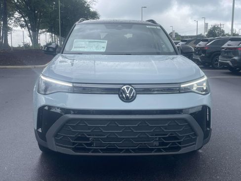 New 2026 Volkswagen Taos SE FWD image 2