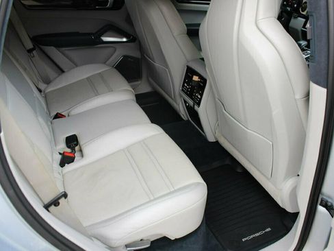 Used 2019 Porsche Cayenne Turbo AWD/4WD image 19