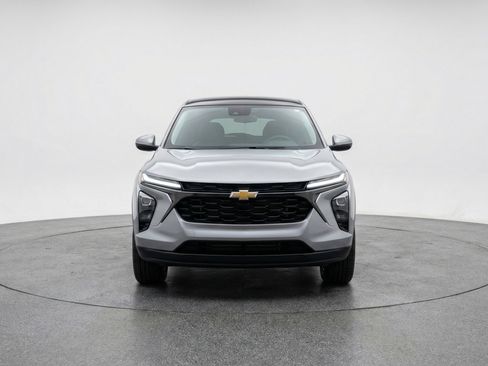 Used 2025 Chevrolet TrailBlazer LT FWD image 2