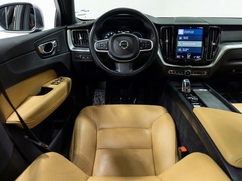 Used 2018 Volvo XC60 T8 Momentum image 3