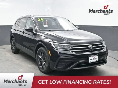 Used 2024 Volkswagen Tiguan SE FWD image 1