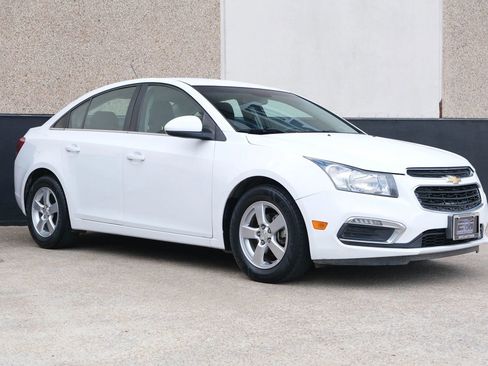 Used 2015 Chevrolet Cruze LT w/ Enhanced Safety Package FWD image 4