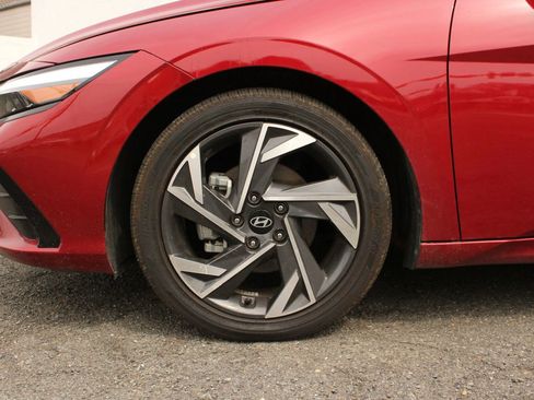 Used 2025 Hyundai Elantra Limited image 10