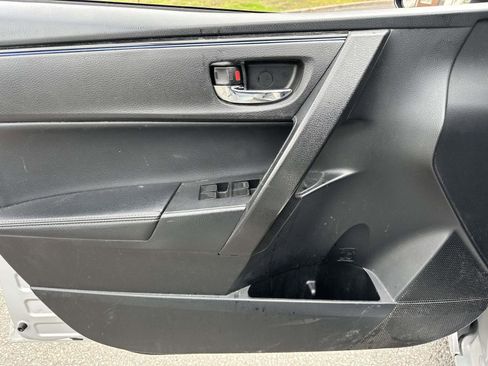 Used 2017 Toyota Corolla SE w/ Carpet Mat Package (TMS) FWD image 11