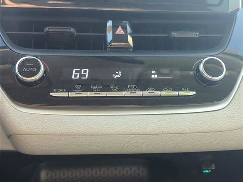 Used 2020 Toyota Corolla LE image 19