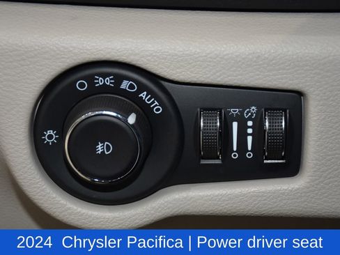 Used 2024 Chrysler Pacifica Touring-L image 9