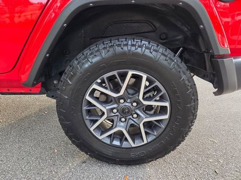 Used 2025 Jeep Wrangler Unlimited Sahara AWD/4WD image 17