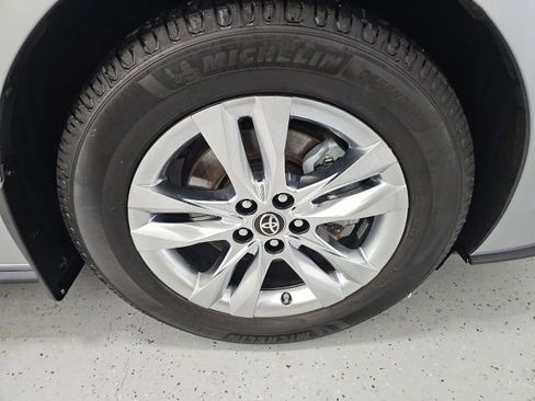 Used 2024 Toyota Sienna Limited image 9