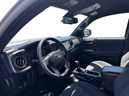 Used 2018 Toyota Tacoma TRD Sport w/ Technology Package RWD image 9