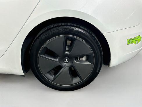 Used 2023 Tesla Model 3 Standard Range RWD image 11