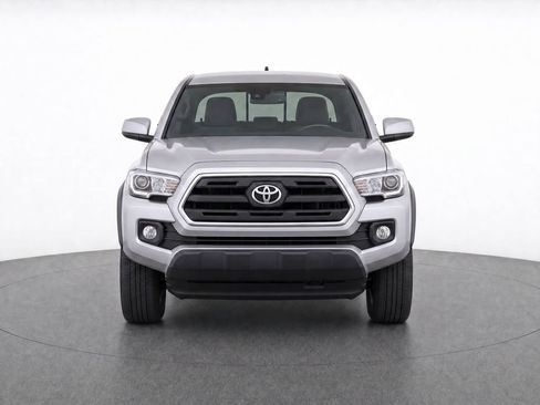 Used 2018 Toyota Tacoma SR5 AWD/4WD image 7