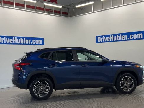 Used 2024 Chevrolet Trax LT w/ Sunroof Package FWD image 3