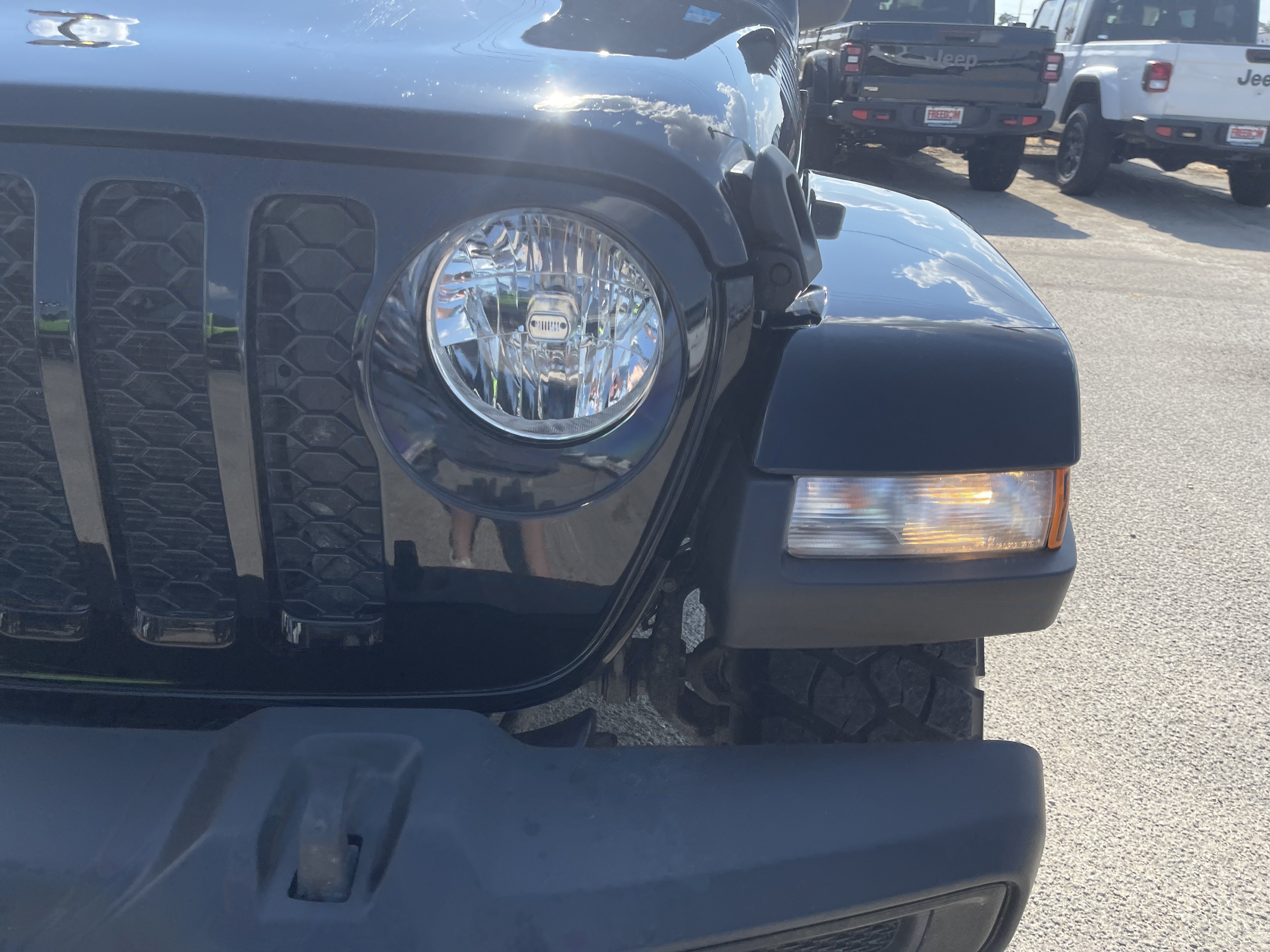Used 2023 Jeep Gladiator Sport AWD/4WD image 10