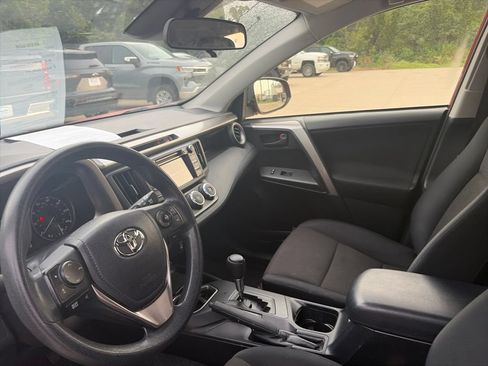 Used 2017 Toyota RAV4 LE w/ Carpet Mat Package AWD/4WD image 17