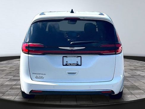 Used 2023 Chrysler Pacifica Touring FWD image 5