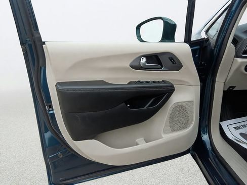 Used 2022 Chrysler Pacifica Touring-L FWD image 17